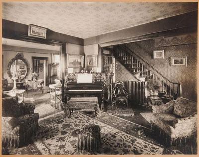 The living room at Comodale